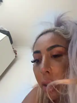 Snapshot of zara_bellexx chatting on 02/22/26, 07:11 zara bellexx online show from 02/22/26, 07:11