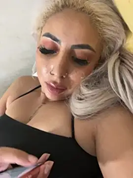 Snapshot of zara_bellexx chatting on 02/14/26, 10:15 zara bellexx online show from 02/14/26, 10:15