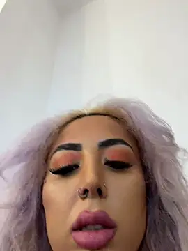 Snapshot of zara_bellexx chatting on 02/17/26, 04:37 zara bellexx online show from 02/17/26, 04:37