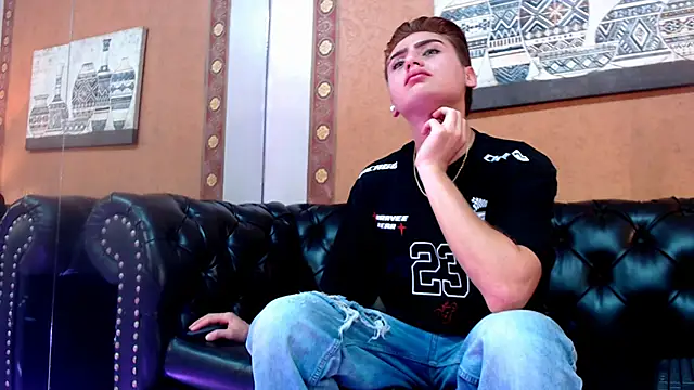 Snapshot of Alex_Millerss chatting on 10/27/25, 09:27 Alex Millerss online show from 10/27/25, 09:27