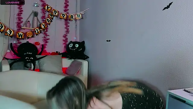  BellaClark online show from 10/31/25, 08:49