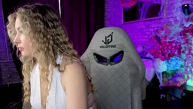  BellaClark online show from 10/22/25, 01:32