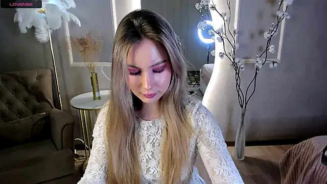  BellaClark online show from 12/03/25, 08:30