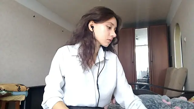 Snapshot of MiaLovelyOne chatting on 10/13/25, 08:49 MiaLovelyOne online show from 10/13/25, 08:49