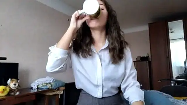 Snapshot of MiaLovelyOne chatting on 10/07/25, 08:15 MiaLovelyOne online show from 10/07/25, 08:15