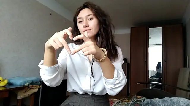 Snapshot of MiaLovelyOne chatting on 10/18/25, 07:21 MiaLovelyOne online show from 10/18/25, 07:21