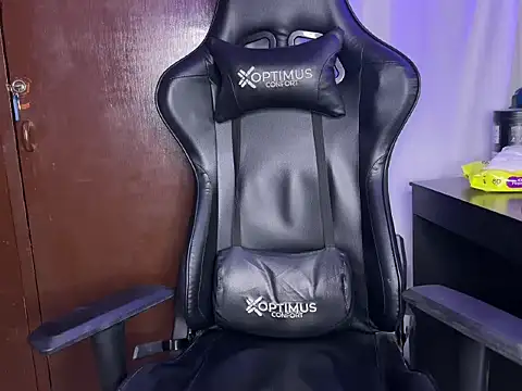 BigTitsGirl04 online show from 05/05/26, 12:02