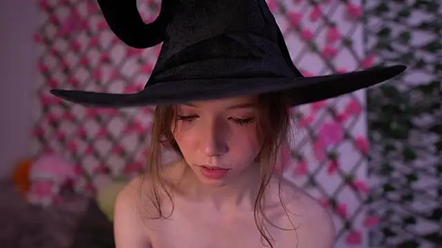 Petite Polly online show from 10/28/25, 06:07