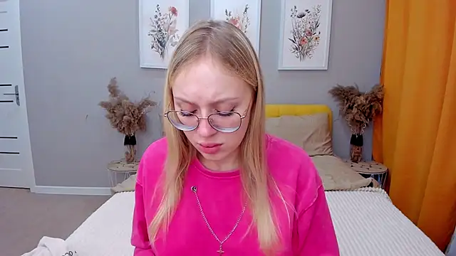 Snapshot of CeaneLino chatting on 11/24/25, 08:14 CeaneLino online show from 11/24/25, 08:14