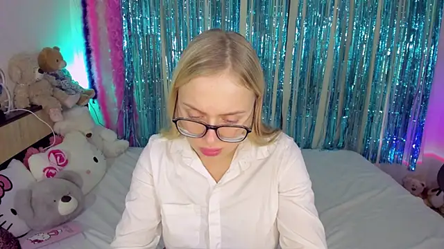 Snapshot of CeaneLino chatting on 11/09/25, 09:19 CeaneLino online show from 11/09/25, 09:19