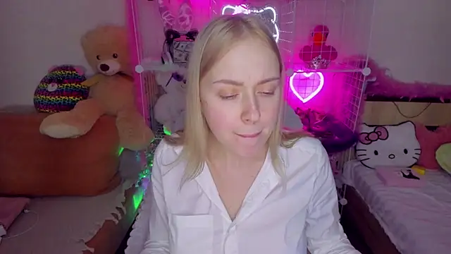 Snapshot of CeaneLino chatting on 12/18/25, 03:38 CeaneLino online show from 12/18/25, 03:38