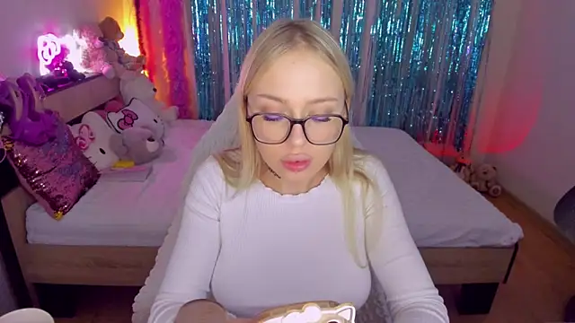 Snapshot of CeaneLino chatting on 10/31/25, 08:05 CeaneLino online show from 10/31/25, 08:05