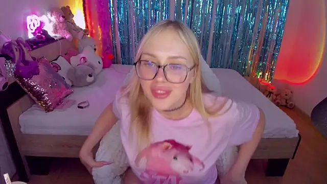 Snapshot of CeaneLino chatting on 10/28/25, 07:35 CeaneLino online show from 10/28/25, 07:35