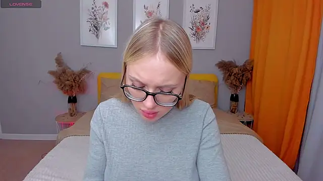 Snapshot of CeaneLino chatting on 11/13/25, 07:40 CeaneLino online show from 11/13/25, 07:40