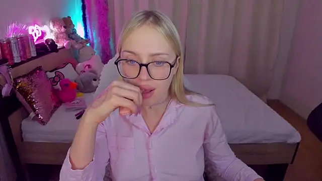 Snapshot of CeaneLino chatting on 10/25/25, 07:36 CeaneLino online show from 10/25/25, 07:36