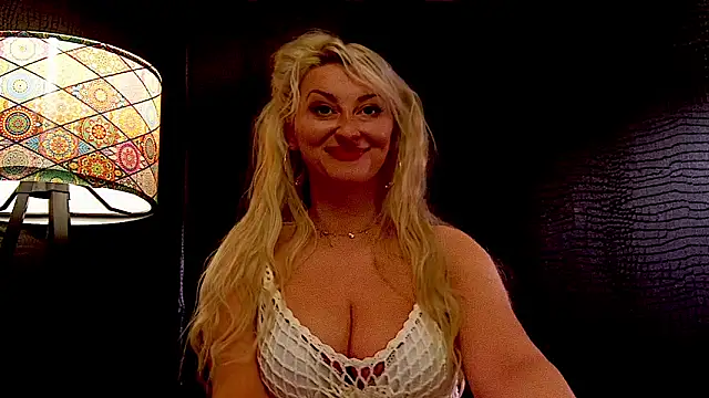 Snapshot of LeticiaReys chatting on 02/27/26, 01:00 LeticiaReys online show from 02/27/26, 01:00