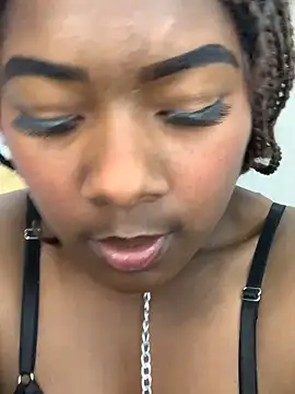 Snapshot of KarinaFlowers_ chatting on 10/14/25, 12:28 KarinaFlowers online show from 10/14/25, 12:28