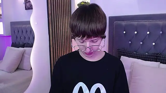 Emo Boy  online show from 05/18/26, 04:40