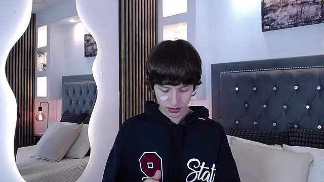 Emo Boy  online show from 04/10/26, 08:27