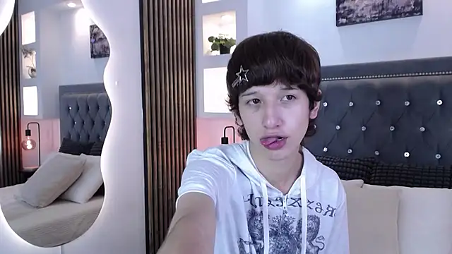 Emo Boy  online show from 04/13/26, 08:24