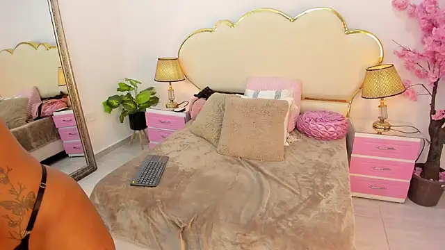 Snapshot of _NinaFox_ chatting on 07/14/26, 08:48 NinaFox online show from 07/14/26, 08:48