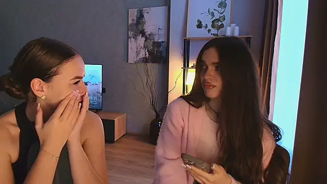 Snapshot of MayaGlow chatting on 11/27/25, 05:41 MayaGlow online show from 11/27/25, 05:41