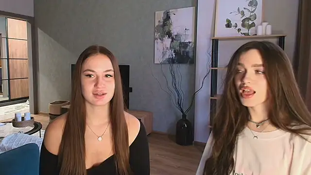 Snapshot of MayaGlow chatting on 11/21/25, 05:39 MayaGlow online show from 11/21/25, 05:39