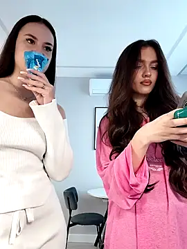 Snapshot of MayaGlow chatting on 11/17/25, 05:33 MayaGlow online show from 11/17/25, 05:33