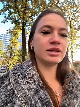 Snapshot of MayaGlow chatting on 10/20/25, 05:09 MayaGlow online show from 10/20/25, 05:09