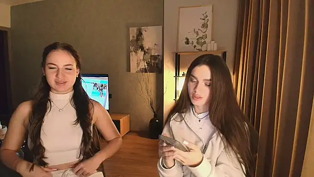 Snapshot of MayaGlow chatting on 12/04/25, 05:28 MayaGlow online show from 12/04/25, 05:28