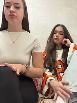 Snapshot of MayaGlow chatting on 10/25/25, 05:39 MayaGlow online show from 10/25/25, 05:39