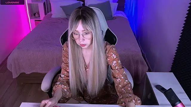 Snapshot of sofiisun chatting on 10/15/25, 04:11 sofiisun online show from 10/15/25, 04:11