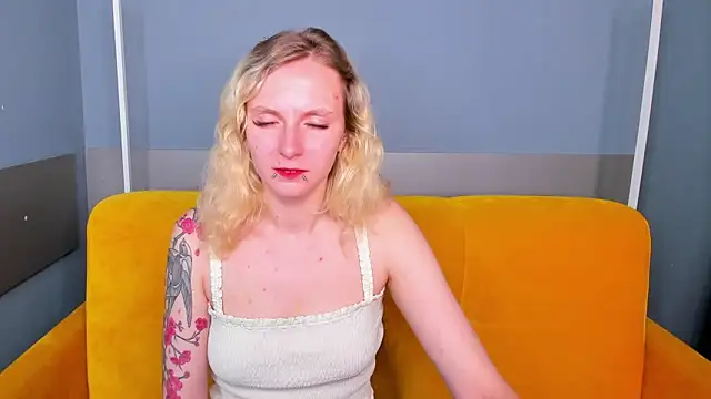 LikiLips online show from 10/24/25, 01:15