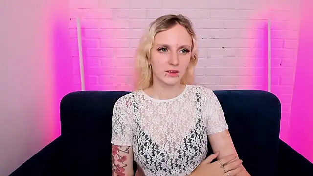 LikiLips online show from 10/30/25, 01:04