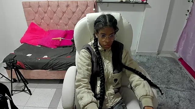 thianahorny online show from 12/22/25, 10:04