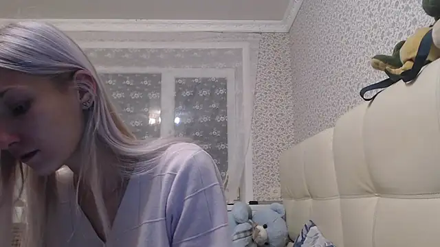 Snapshot of maybe_doll chatting on 10/19/25, 09:06 maybe doll online show from 10/19/25, 09:06