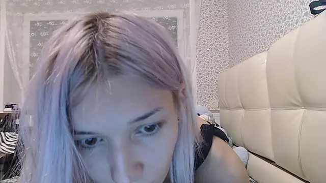 Snapshot of maybe_doll chatting on 10/18/25, 05:15 maybe doll online show from 10/18/25, 05:15