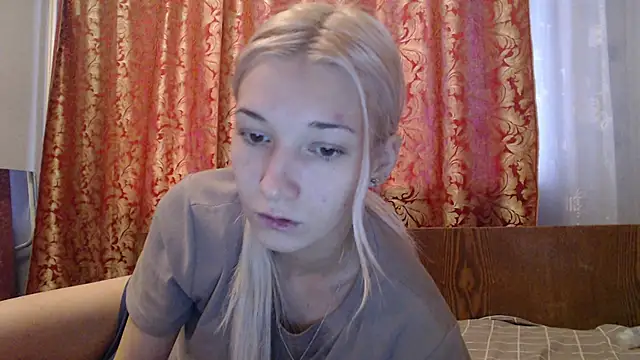 Snapshot of maybe_doll chatting on 11/15/25, 10:30 maybe doll online show from 11/15/25, 10:30