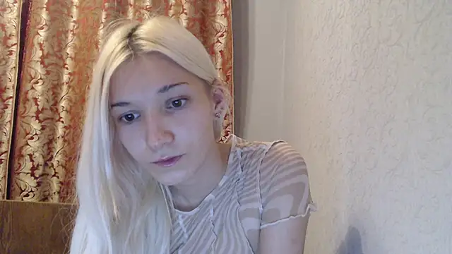 Snapshot of maybe_doll chatting on 11/30/25, 06:52 maybe doll online show from 11/30/25, 06:52