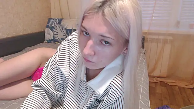 Snapshot of maybe_doll chatting on 12/15/25, 01:06 maybe doll online show from 12/15/25, 01:06