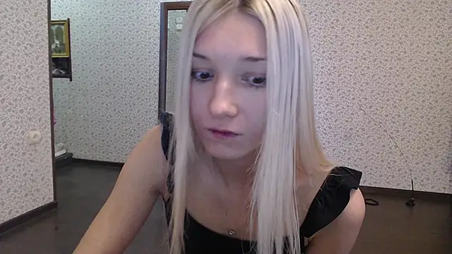 Snapshot of maybe_doll chatting on 10/26/25, 11:10 maybe doll online show from 10/26/25, 11:10