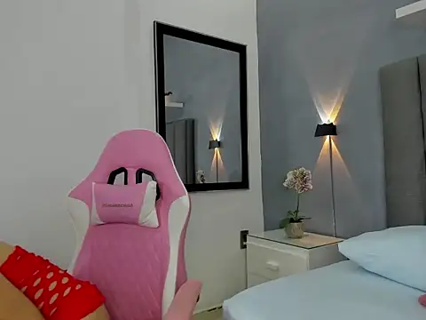 Snapshot of laura_maite_ chatting on 11/26/25, 12:16 laura maite online show from 11/26/25, 12:16