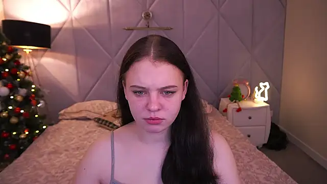 SnowWhiti online show from 12/14/25, 06:41