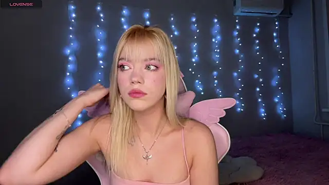 myprettylola online show from 11/29/25, 07:36