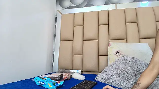 hannah teehn online show from 11/28/25, 07:03