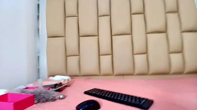 hannah teehn online show from 12/04/25, 07:13