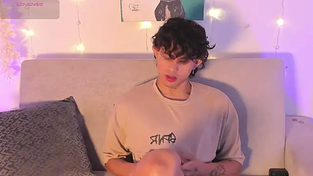 Snapshot of lua_boy chatting on 03/31/26, 04:47 lua boy online show from 03/31/26, 04:47