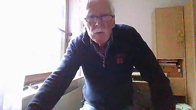 Snapshot of super-snoopy chatting on 10/26/25, 09:20 super-snoopy online show from 10/26/25, 09:20