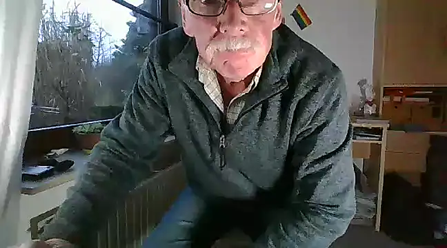 Snapshot of super-snoopy chatting on 12/22/24, 03:00 super-snoopy online show from 12/22/24, 03:00