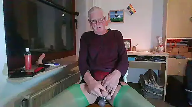 Snapshot of super-snoopy chatting on 12/23/24, 03:55 super-snoopy online show from 12/23/24, 03:55